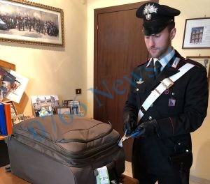 CENTRO - Il trolley recuperato dai Carabinieri (2)