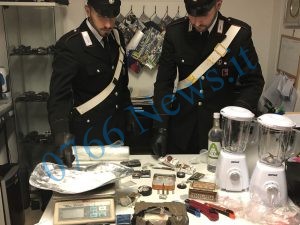EUR - La droga e il materiale sequestrati dai Carabinieri (2)